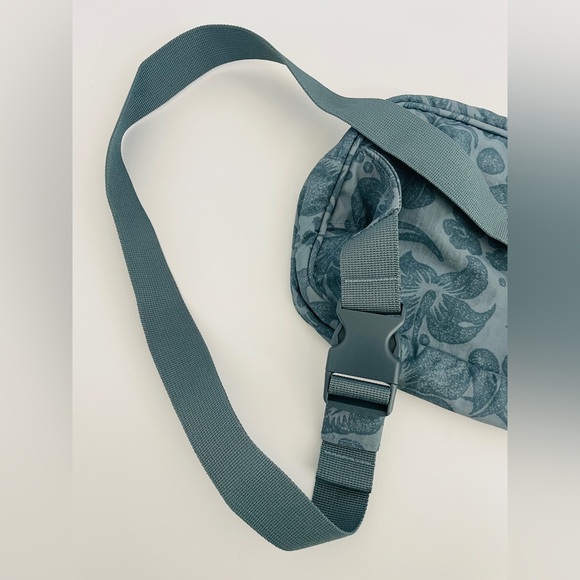 Aloha Collection - Keep It Hip Crossbody in Slate - Picture 3 of 7